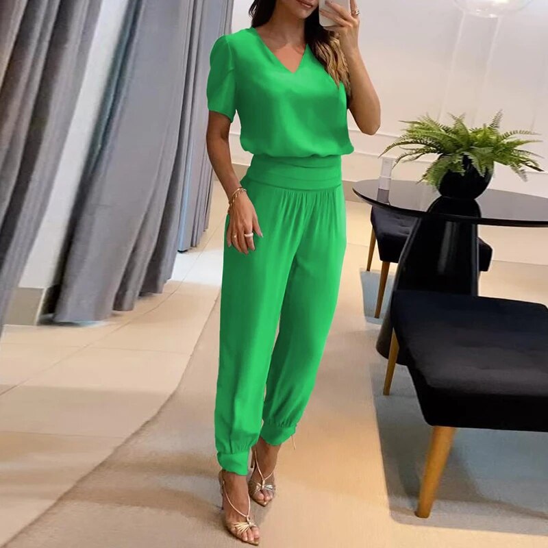 Semplicità Sofisticata: Look Casual con Maglia V-Neck e Pantaloni Lunghi