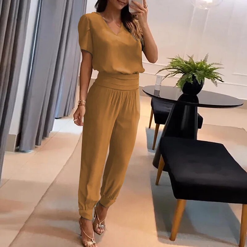 Semplicità Sofisticata: Look Casual con Maglia V-Neck e Pantaloni Lunghi