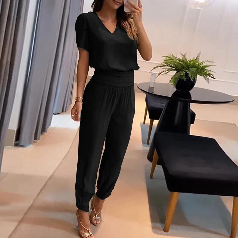 Semplicità Sofisticata: Look Casual con Maglia V-Neck e Pantaloni Lunghi