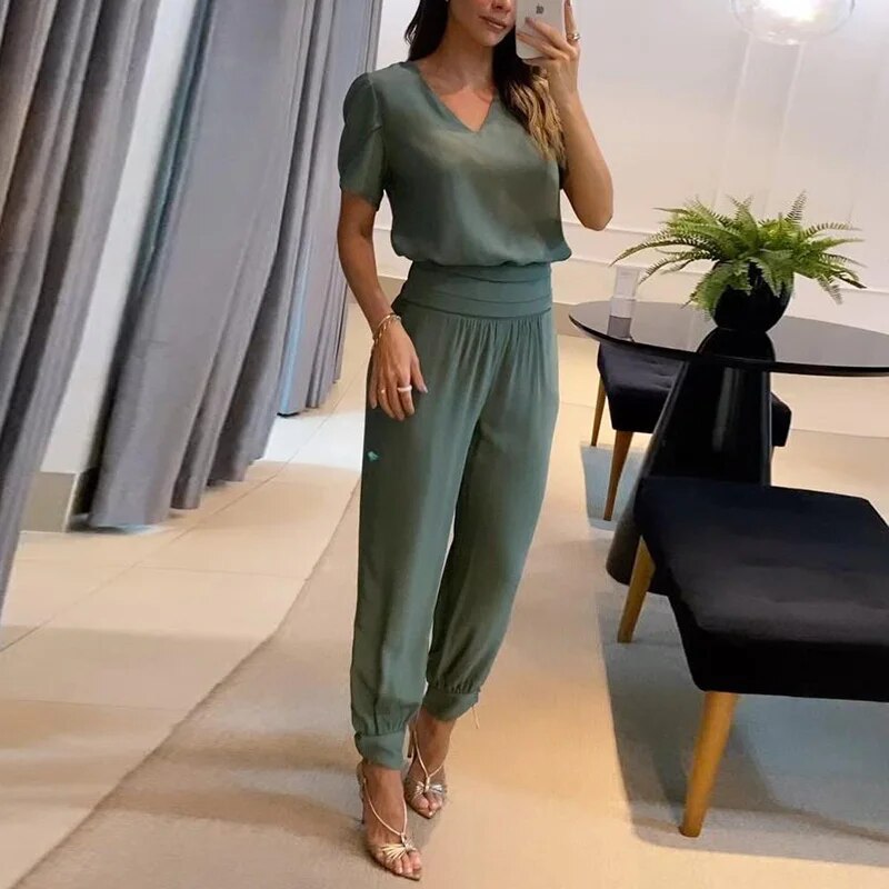 Semplicità Sofisticata: Look Casual con Maglia V-Neck e Pantaloni Lunghi