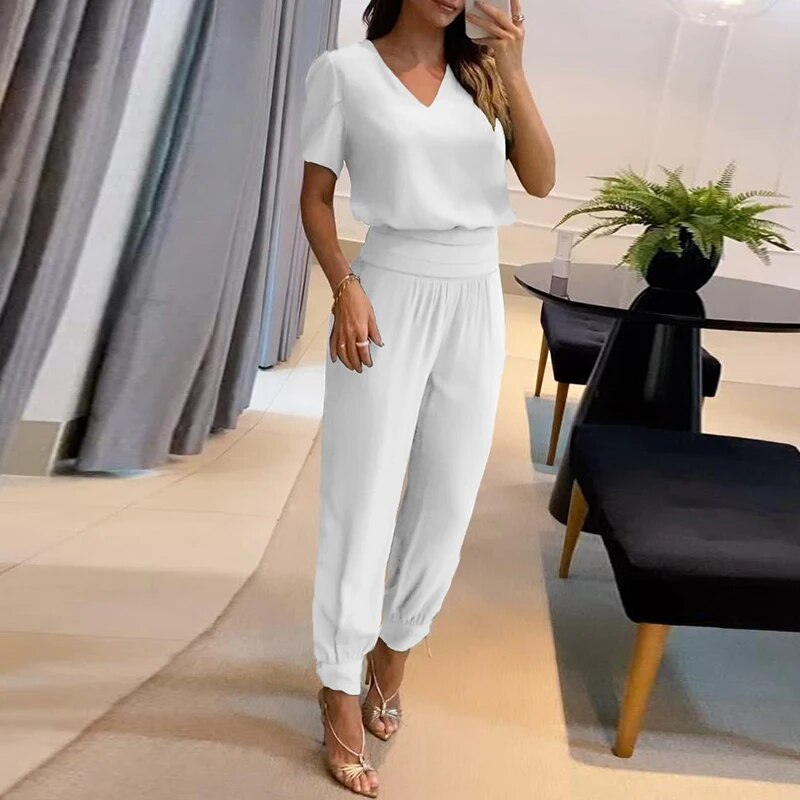 Semplicità Sofisticata: Look Casual con Maglia V-Neck e Pantaloni Lunghi